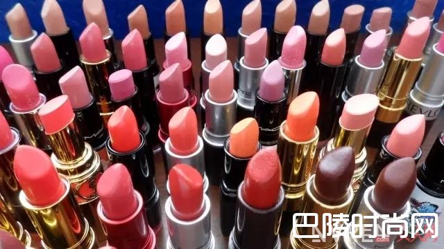 肤色与口红_相得益彰，衣服颜色与口红色系的完美组合法