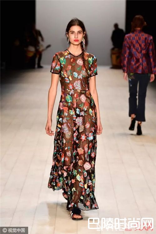 秀场引领的穿衣趋势_春风十里 不如将一缕繁花穿在身的你!