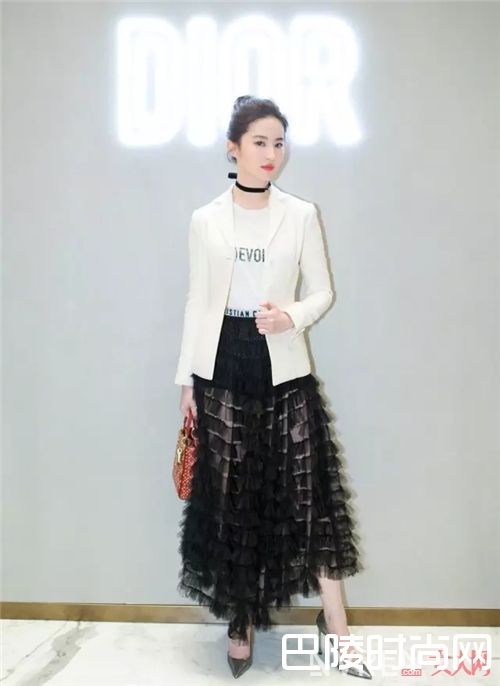 仙女裙与西服外套搭配_仙女裙这样搭配 让你拥有满分气质和时髦