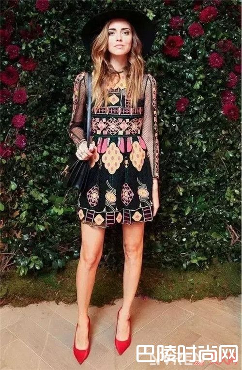 2017年春天印花元素裙子流行吗_2017年春夏最流行的8条裙子 穿对真的美爆了！