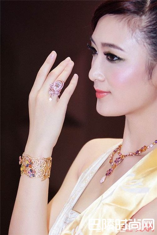 珠宝如何与脸型搭配_珠宝如何正确佩戴 怎样才能让珠宝更好的衬托出最美你