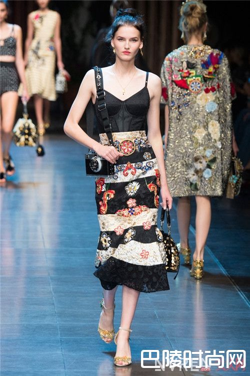 2017年春天印花元素裙子流行吗_2017年春夏最流行的8条裙子 穿对真的美爆了！