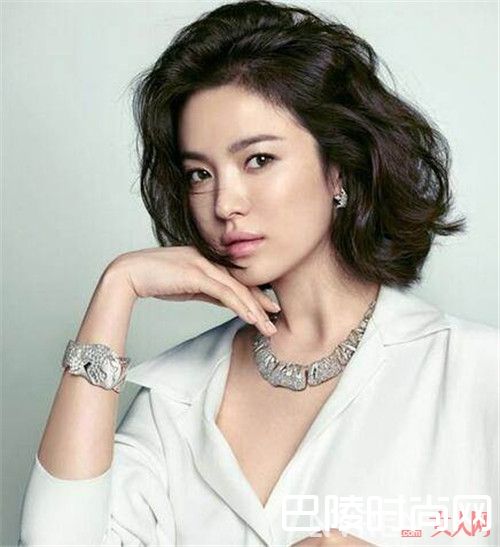 珠宝如何与服装搭配_珠宝如何正确佩戴 怎样才能让珠宝更好的衬托出最美你