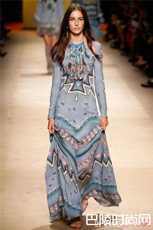 印花裙选择什么颜色好_2017年春夏最流行的8条裙子 穿对真的美爆了！