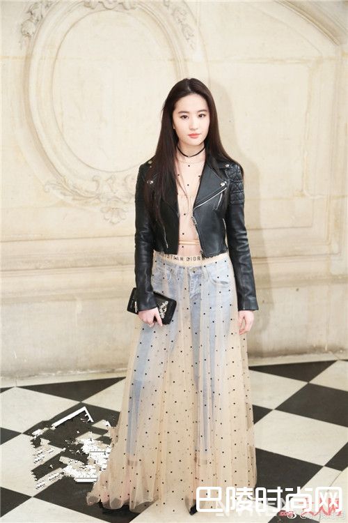 透视薄纱裙是2017春夏流行单品吗_2017年春夏最流行什么裙子？穿对真的美爆了！