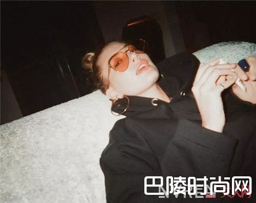 彩色镜片墨镜如何搭配_时髦的墨镜每年都有两三款 我只买适合的那一个