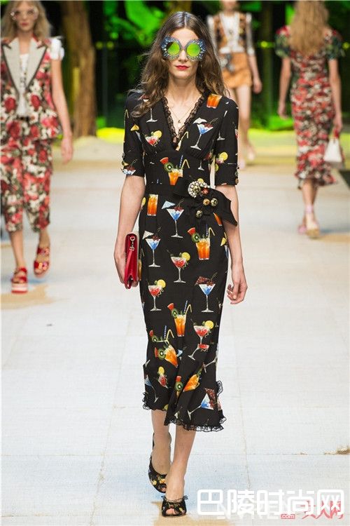 2017年春天印花元素裙子流行吗_2017年春夏最流行的8条裙子 穿对真的美爆了！