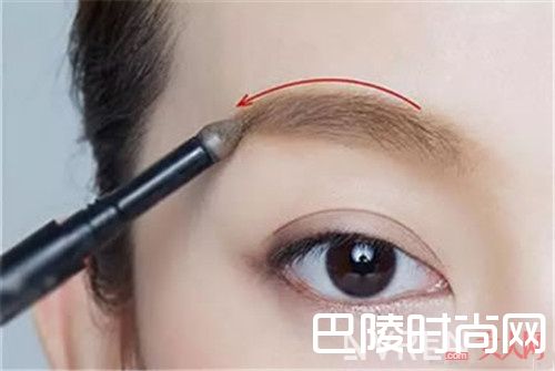 日系眉妆有什么小技巧_如何画出一款美美的日系妆？让你成为最引人的焦点