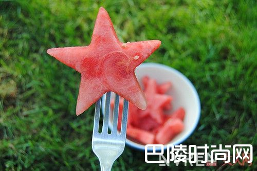 红豆对脸部浮肿有改善效果吗_脸大很显胖！哪10种食物能消除水肿让小脸瘦出来