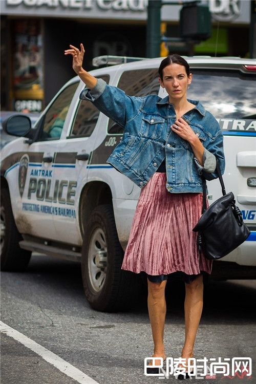 早春百褶裙搭配什么好_新季尖货：开春你的裙子这么穿才漂亮！