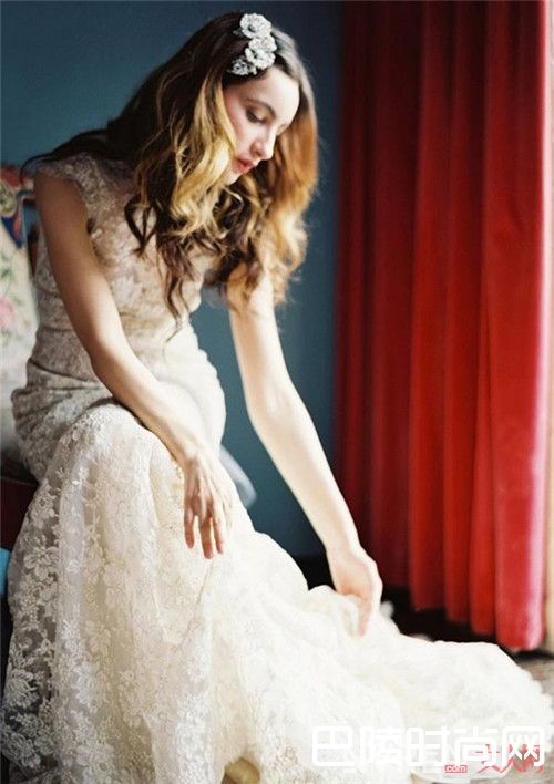 浪漫卷发新娘发型需要注意什么_婚礼变身攻略：哪种女神发型比整容还管用