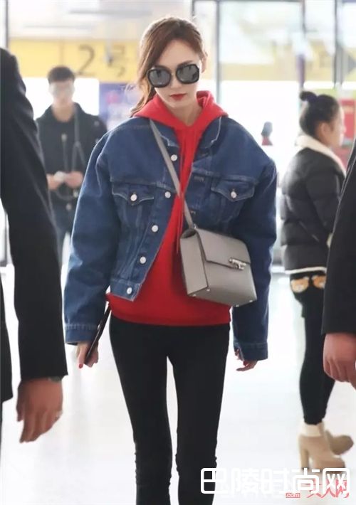 Oversized牛仔外套_今年春天 这4款单品一定要大了才好看!