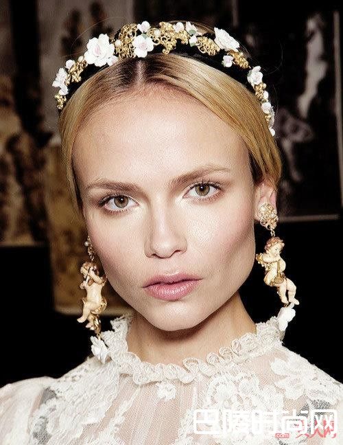 新娘用复古发饰装饰好看吗_婚礼变身攻略：哪种女神发型比整容还管用