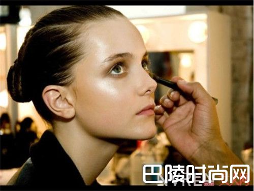 阿玛尼柔亮自然粉底液适合什么肤质_这8款好口碑粉底液 看看你有没有在用