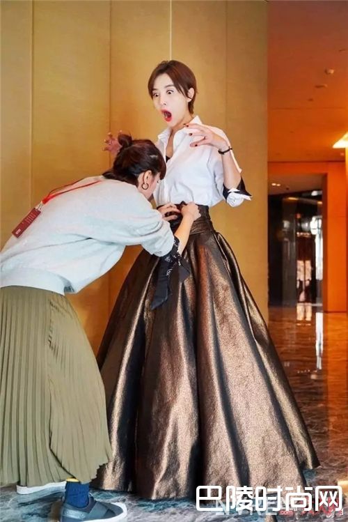 白衬衫搭配_今年这些衬衫单品的新搭配 你get了吗?