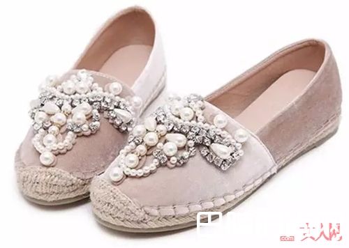 休闲款型介绍及推荐_“懒人鞋”出没的季节 女神们都选择它!