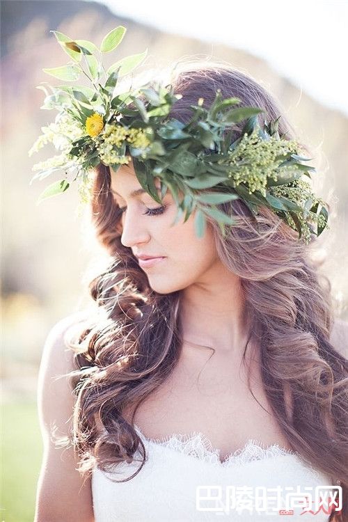 浪漫卷发新娘发型需要注意什么_婚礼变身攻略:哪种女神发型比整容还管用