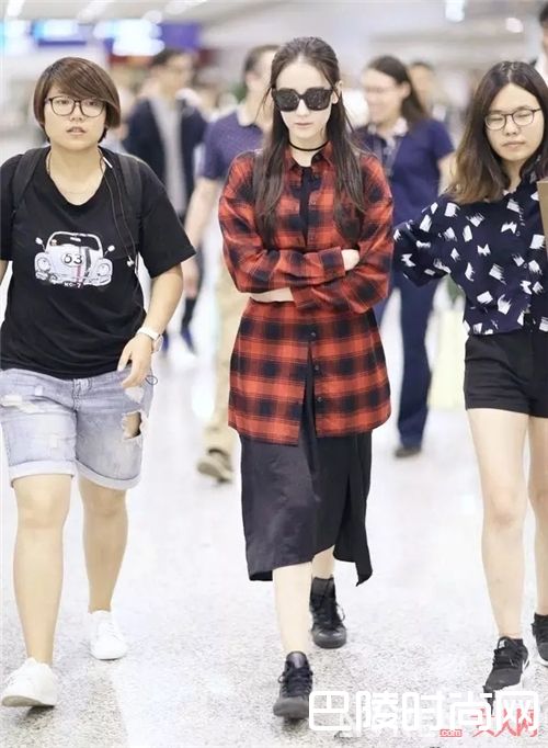 格子衬衫搭配_今年这些衬衫单品的新搭配 你get了吗？