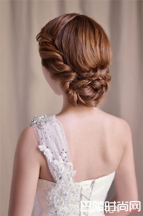 低盘发为何能受新娘欢迎_婚礼变身攻略:哪种女神发型比整容还管用