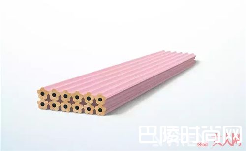 带花的玻璃杯和铅笔_这些带花的设计 让你的家充满春天的气息