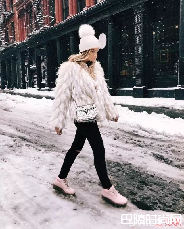 粉色配饰_大爱粉色不装嫩，专属樱花粉的穿搭大法