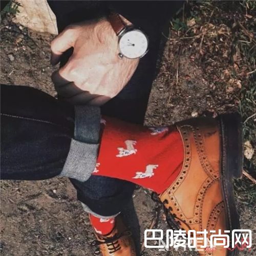 袜子不一定要白的！_入手这些单品和品牌 营造正宗的英国style！