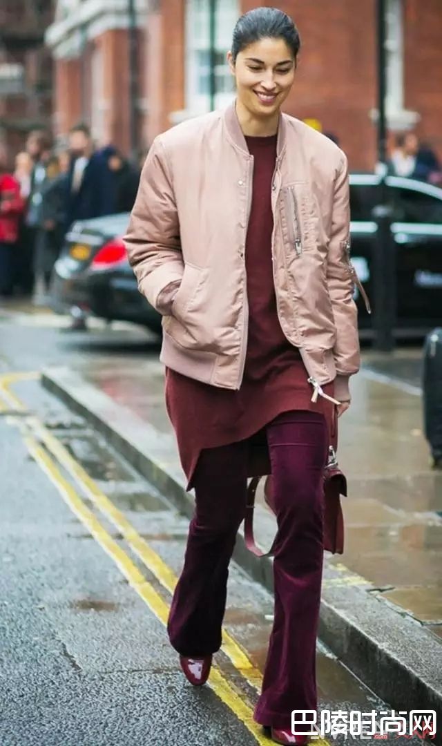 粉色外套_大爱粉色不装嫩，专属樱花粉的穿搭大法