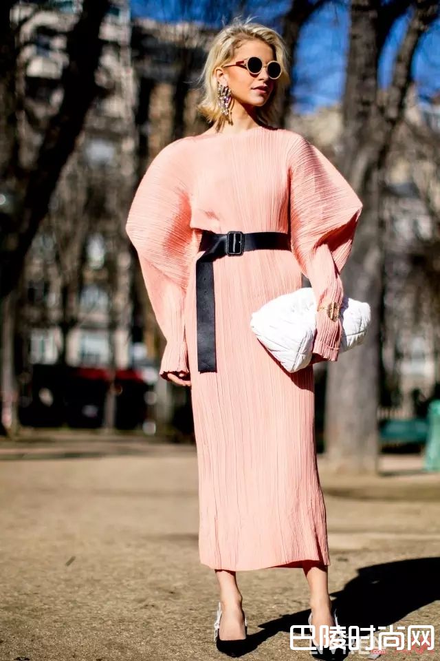 粉色裙子_大爱粉色不装嫩，专属樱花粉的穿搭大法