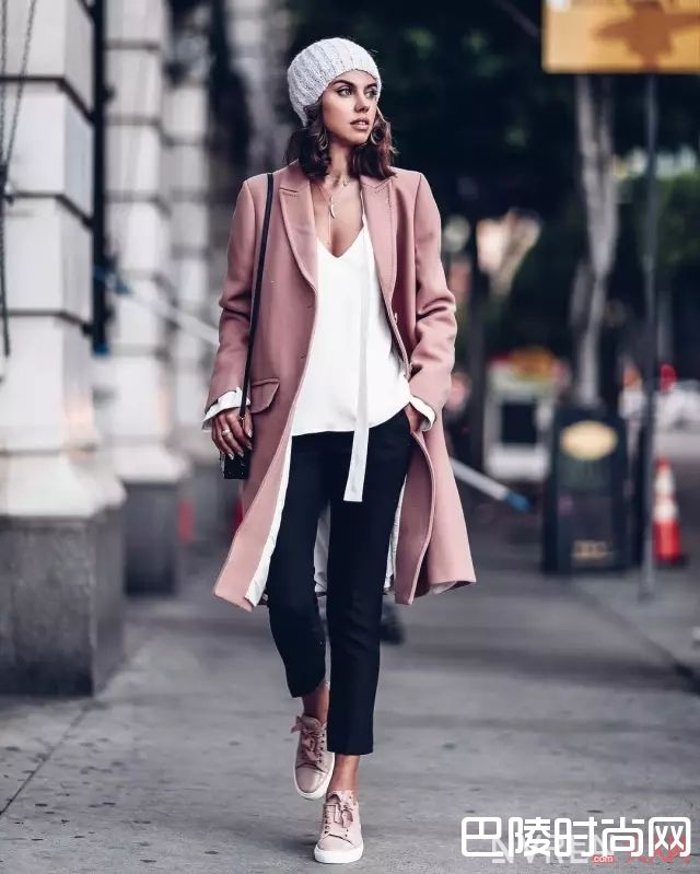 粉色配色_大爱粉色不装嫩，专属樱花粉的穿搭大法