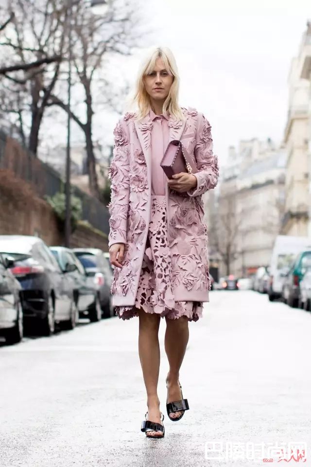 粉色配色_大爱粉色不装嫩，专属樱花粉的穿搭大法