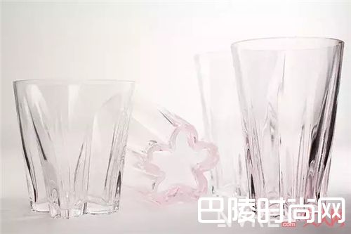 带花的玻璃杯和铅笔_这些带花的设计 让你的家充满春天的气息