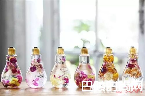 灯泡花艺与樱花胶带_这些带花的设计 让你的家充满春天的气息