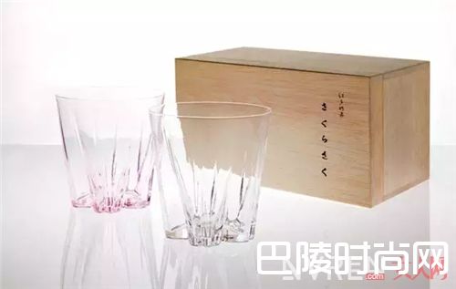 带花的玻璃杯和铅笔_这些带花的设计 让你的家充满春天的气息