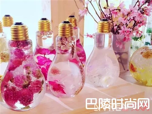 灯泡花艺与樱花胶带_这些带花的设计 让你的家充满春天的气息