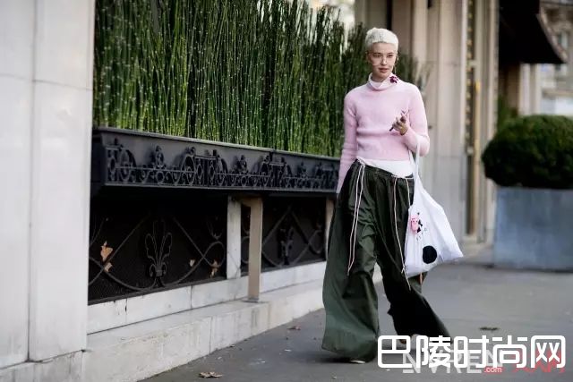 粉色上衣_大爱粉色不装嫩，专属樱花粉的穿搭大法