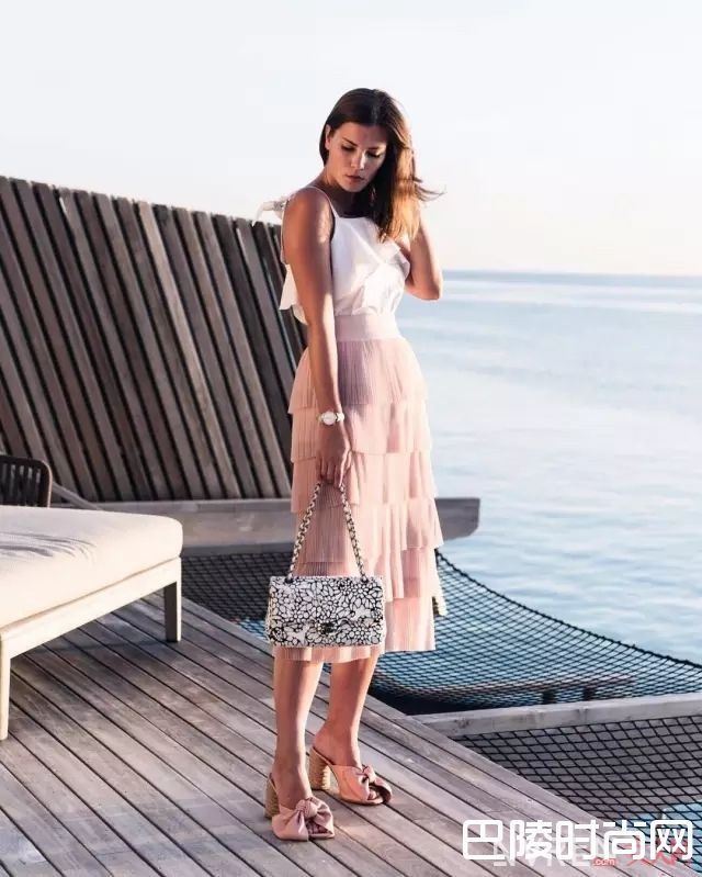 粉色配饰_大爱粉色不装嫩，专属樱花粉的穿搭大法