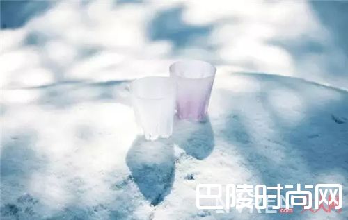 带花的玻璃杯和铅笔_这些带花的设计 让你的家充满春天的气息