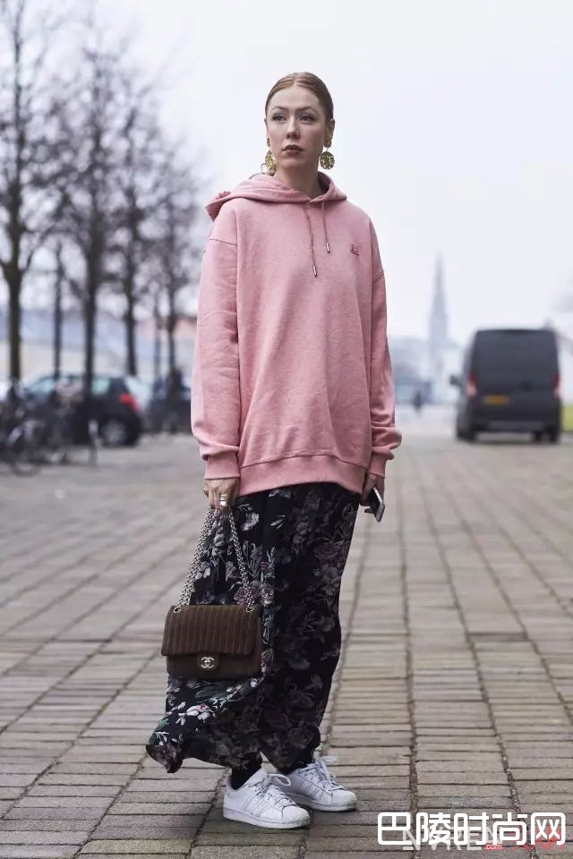 粉色上衣_大爱粉色不装嫩，专属樱花粉的穿搭大法