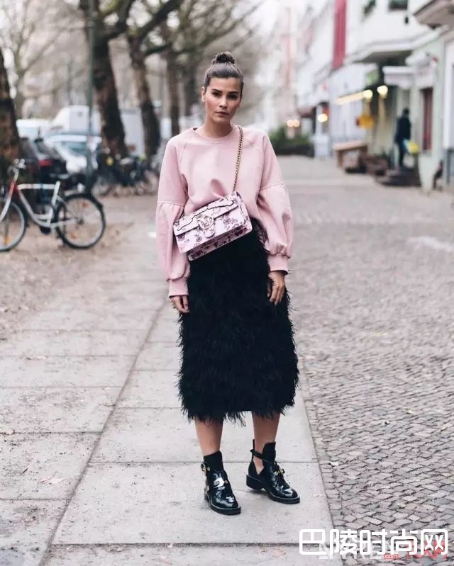 粉色上衣_大爱粉色不装嫩，专属樱花粉的穿搭大法