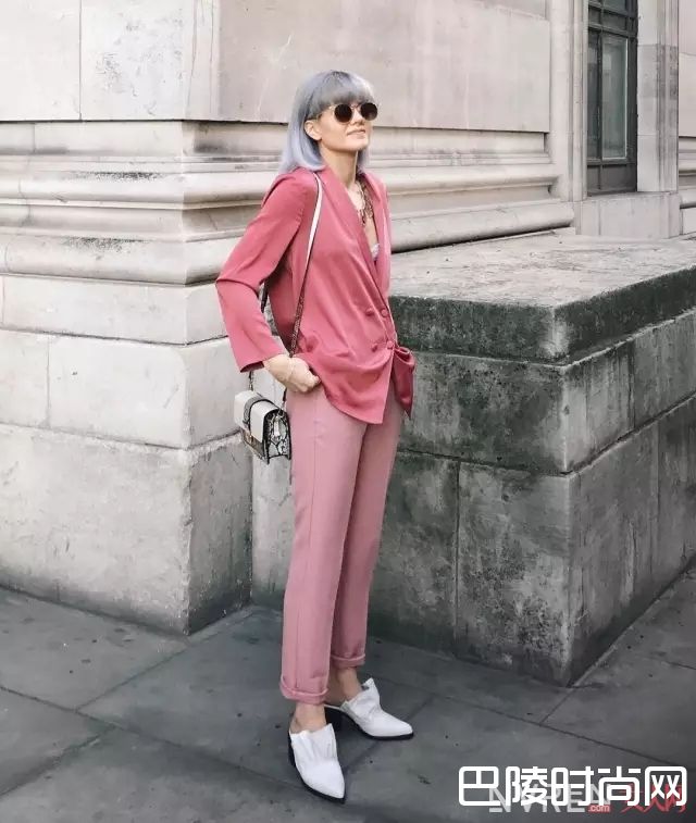 粉色配色_大爱粉色不装嫩，专属樱花粉的穿搭大法