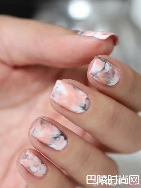 大理石元素美甲_十大春季流行美甲，快来为你的指甲换新装！
