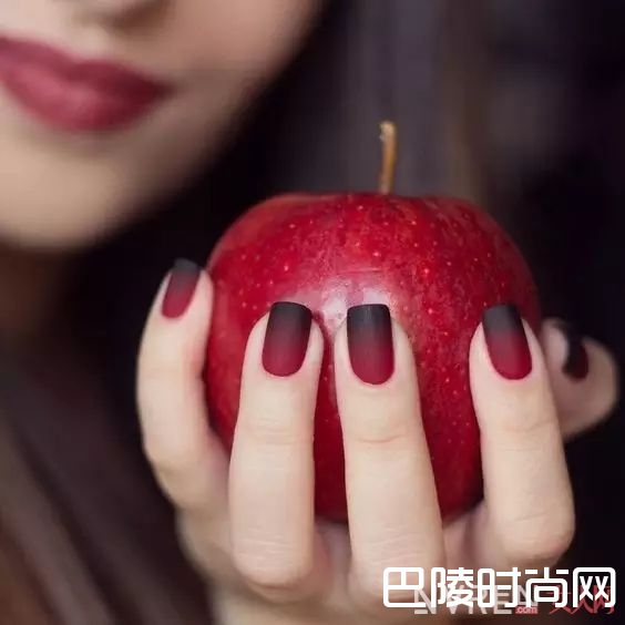 渐变色美甲_十大春季流行美甲，快来为你的指甲换新装！