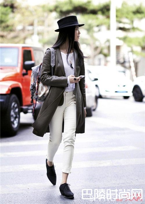 白Tee搭配什么更有型_春季内搭:白色T恤怎么搭配才更时尚?街拍达人告诉你答案