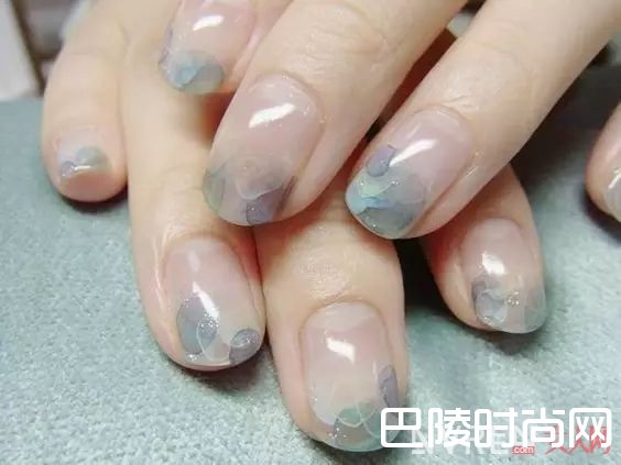 水彩元素美甲_十大春季流行美甲，快来为你的指甲换新装！
