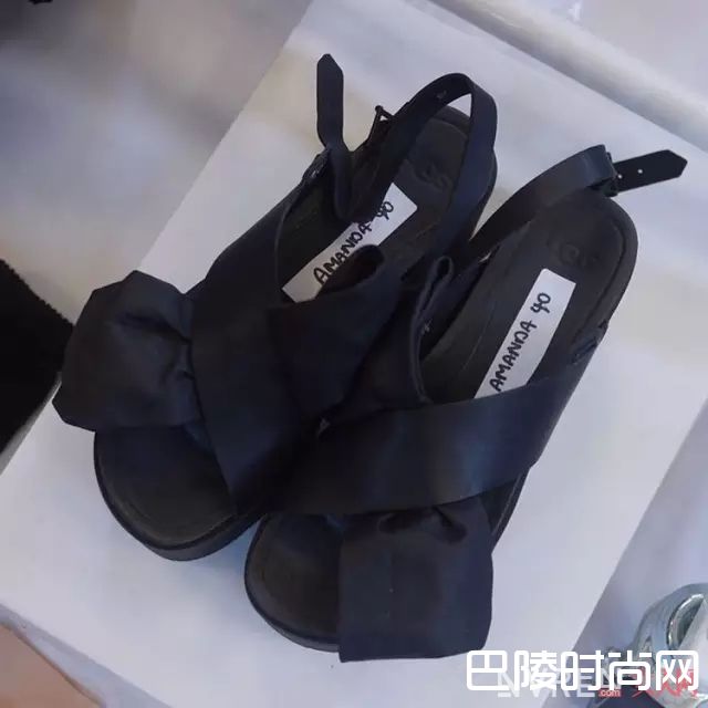 UGG各种鞋款_UGG变成仙女鞋了？居然还能配礼服裙穿