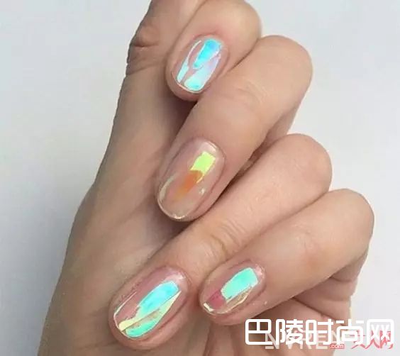 水彩元素美甲_十大春季流行美甲，快来为你的指甲换新装！