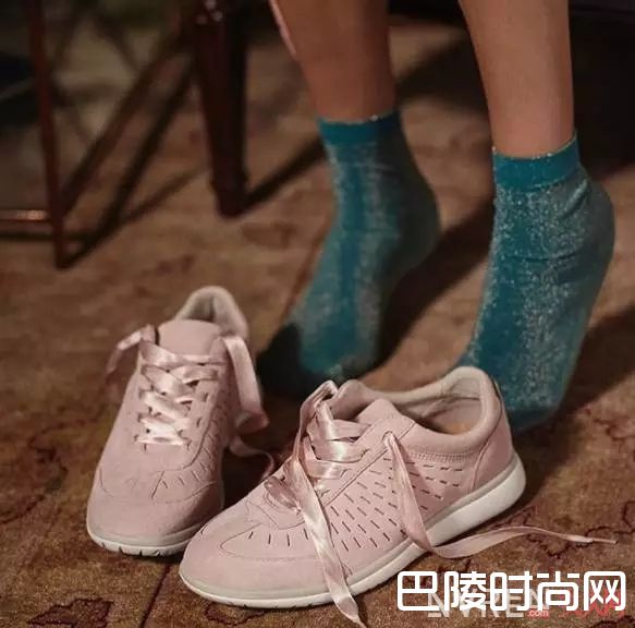 UGG各种鞋款_UGG变成仙女鞋了？居然还能配礼服裙穿