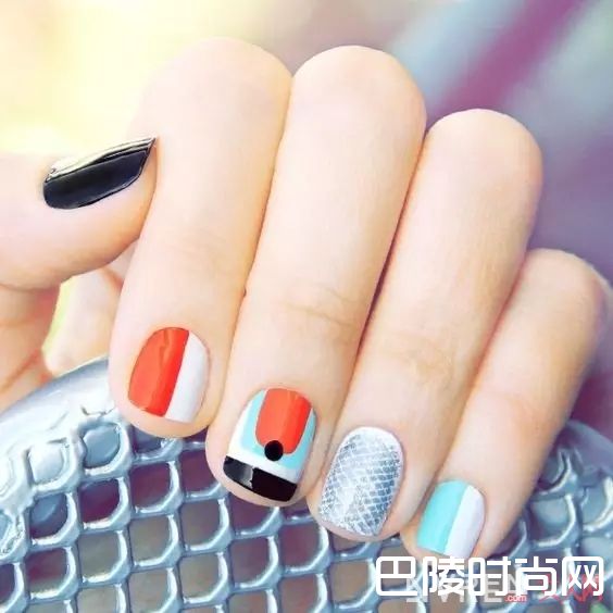 几何拼接元素美甲_十大春季流行美甲，快来为你的指甲换新装！