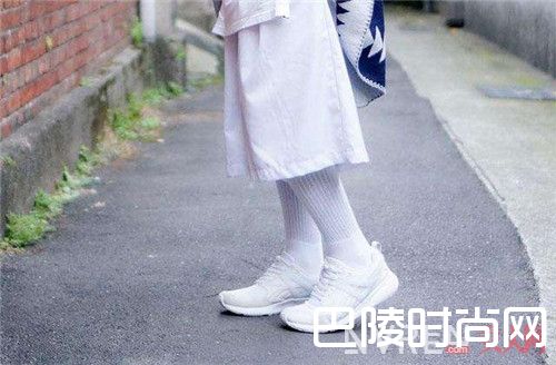 袜子颜色如何选择_细节才能让你美起来 袜子就该这么穿才能凸显你