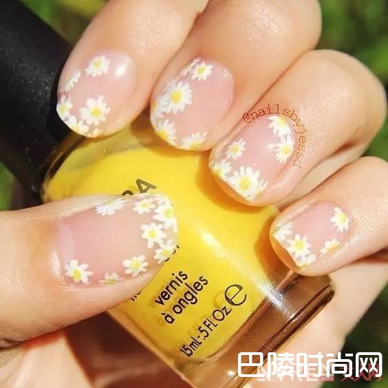 花朵元素美甲_十大春季流行美甲，快来为你的指甲换新装！